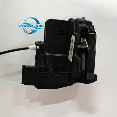 En haut à droite, à l'arrière de la porte, le mécanisme de verrouillage du corps EM2E-6205209 pour BYD Dolphin 21.08-